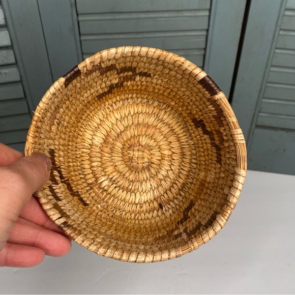 Vintage Woven Native American Bear Grass & Yucca Brown & Tan 5" x 3" Basket - Picture 4 of 5